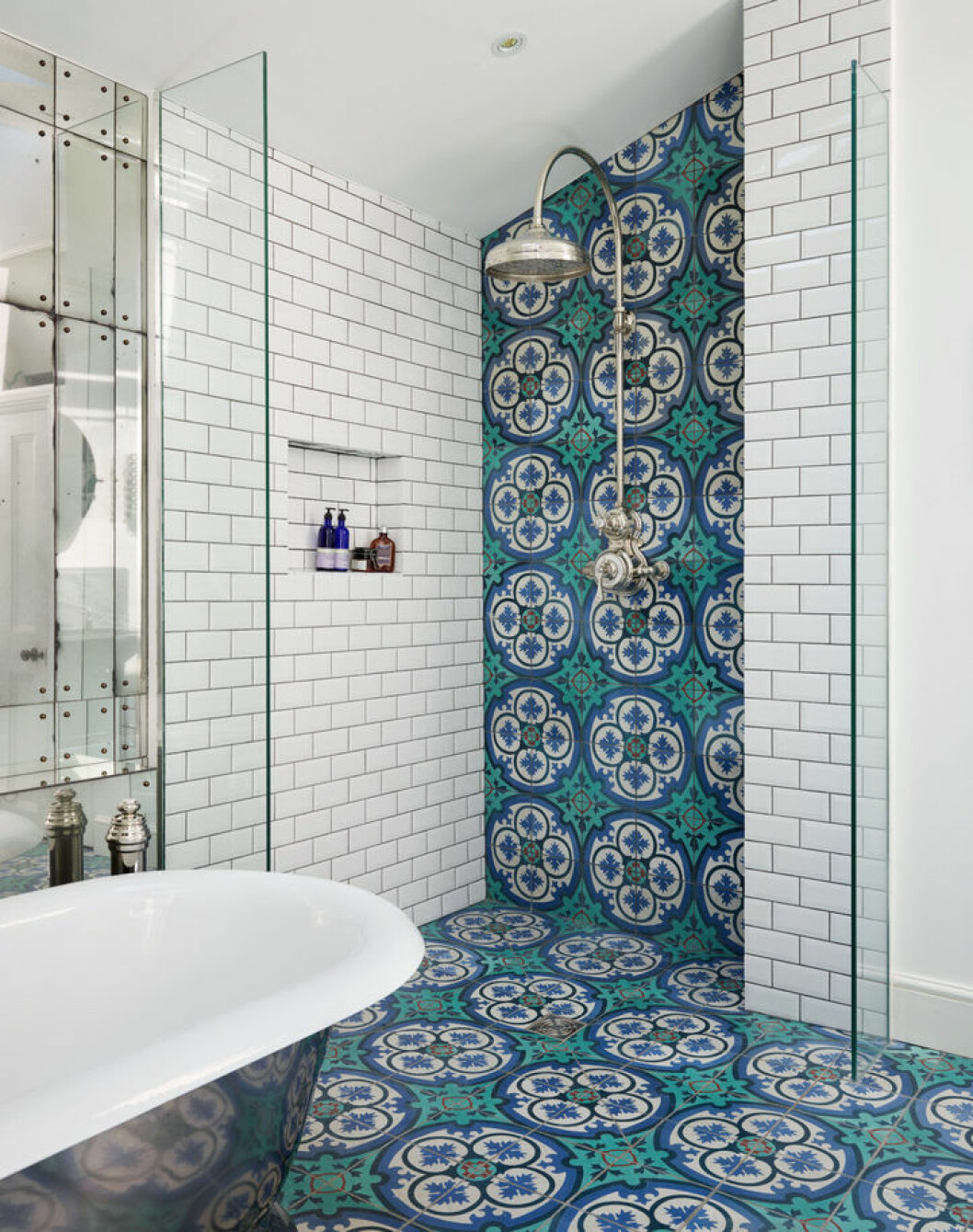 Via: Idee di Decorazione Casa Färgstarkt, mönstrat kakel på golvet i ett badrum löper upp på ena duschväggen.