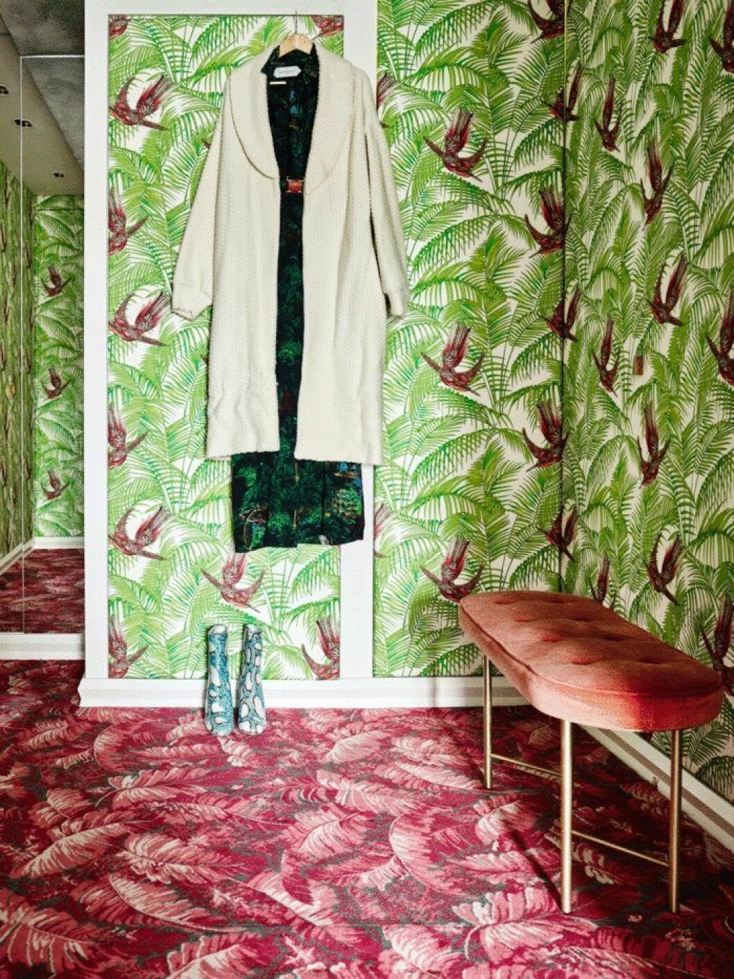Foto: Fabrizio Ciccone/Living Inside Styling: Francesca Davoli Syns i: ”<a href="https://www.elle.se/decoration/fargstark-vindsvaning-i-hjartat-av-paris/" target="_blank" rel="noopener">Färgstark vindsvåning i hjärtat av Paris</a>” En mönstrad tapet och mönstrad heltäckningsmatta gör att hallen känns lyxigare.