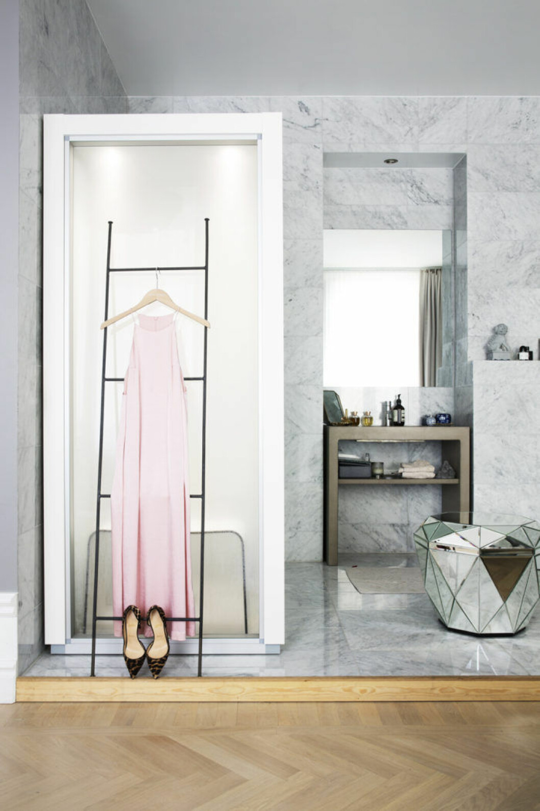 Foto: <a href="https://www.folio.se/Pictures/PhotographerPresentation.aspx" target="_blank" rel="noopener">Johan Sellén</a> Styling: <a href="http://www.gillrenlund.com/about/" target="_blank" rel="noopener">Gill Renlund</a> Syns i: ”<a href="https://www.elle.se/decoration/hemma-hos-edita-renlund-foodjunkie/" target="_blank" rel="noopener">Modernt drömboende – med ett helt magiskt sovrum</a>” Badrum med snygg förvaring