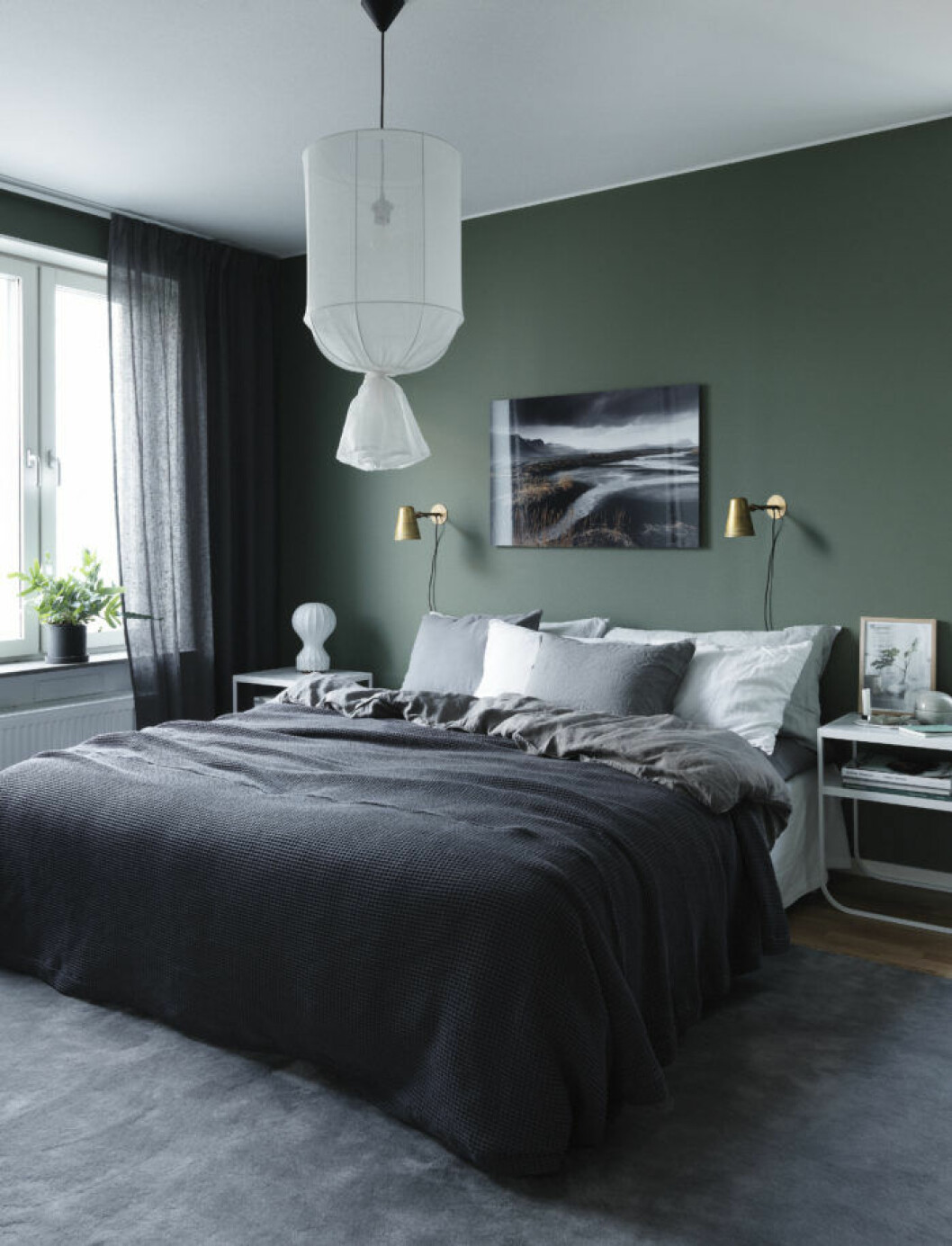 Foto: Ragnar Ómarsson Styling: Anna Mårselius för JM/<a href="http://hitta-hem.blogspot.se/" target="_blank" rel="noopener">Hitta Hem</a> Sovrum med gröna väggar och lyxig matta att sätta ned fötterna på