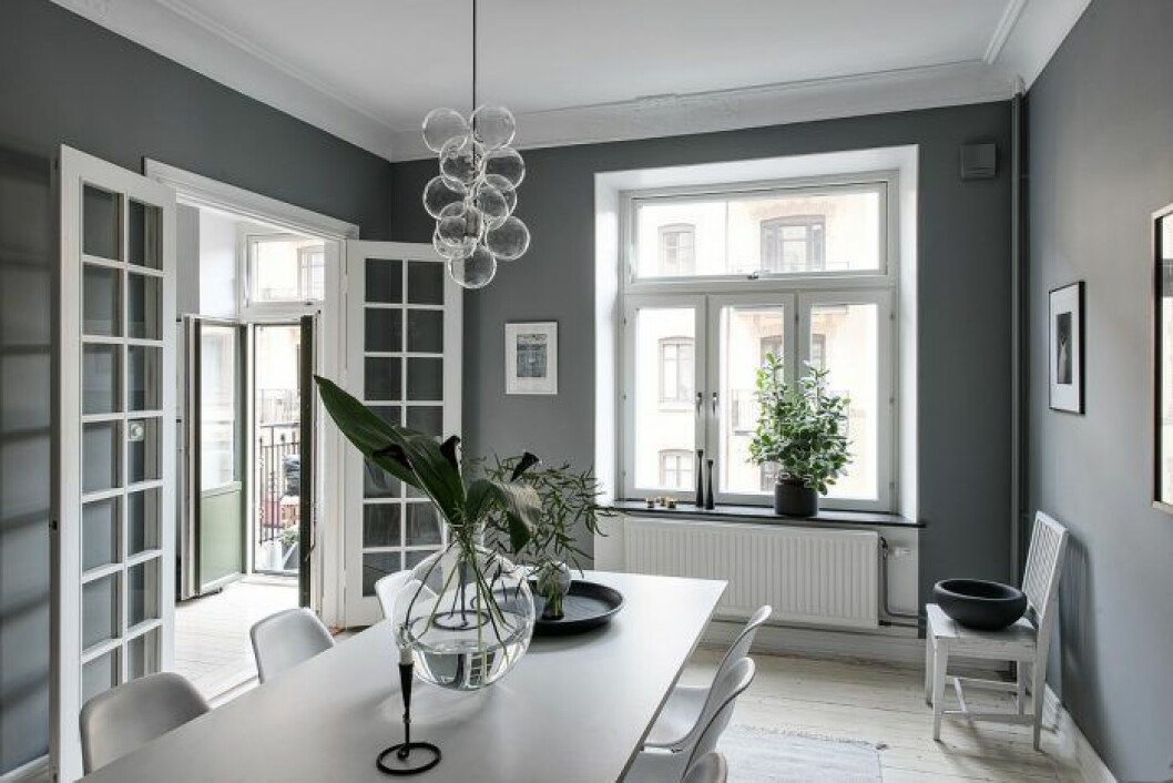 Foto: Fredrik J Karlsson Styling: Team Sarah Widman, Elin Kickén, Evalotta Sundling för <a href="http://www.alvhem.com/" target="_blank" rel="noopener">Alvhem</a>/mäklare: Sandra Guerrero Matplats/matsal med gråa väggar och vita möbler.