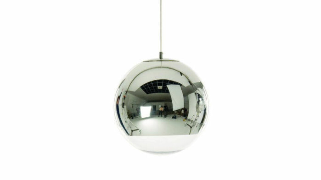 Mirror ball från Tom Dixon, formgiven av Tom Dixon. <a href="https://apprl.com/al/4LY1/" target="_blank" rel="noopener">Finns att köpa här.</a> Lampan kallas Mirror ball.