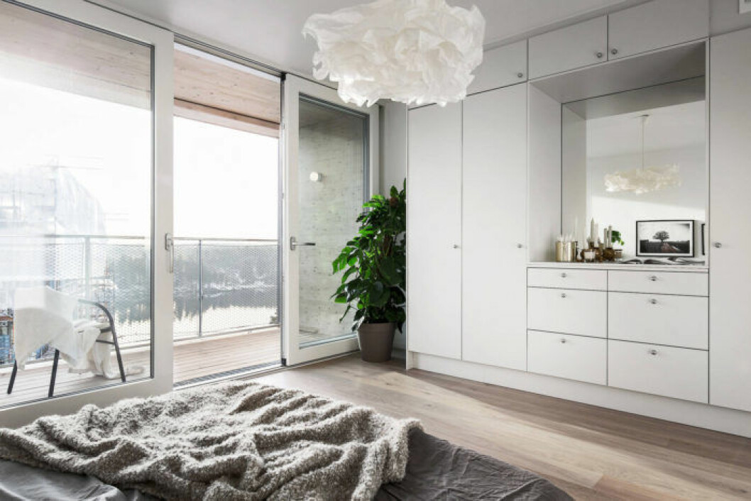Foto: Adam Helbaoui/Kronfoto Styling: Scandinavian Homes för <a href="http://www.tobinproperties.se/" target="_blank" rel="noopener">Tobin Properties</a> via <a href="http://alexanderwhite.se/" target="_blank" rel="noopener">Alexander White</a> Ha ordning och reda i sovrummet.