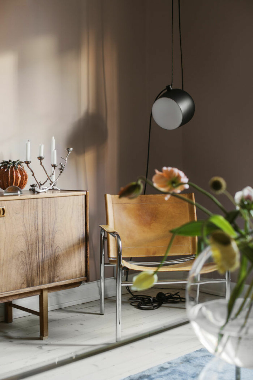 Foto: Lina Östling Styling: Mari Strenghielm Syns i: ”<a href="https://www.elle.se/decoration/farg-compact-living-hemma-hsos-helena-sand/" target="_blank" rel="noopener">Kreativ lägenhet med färg och smarta lösningar</a>” Den lyxromantiska inredningsstilen passar oxen.