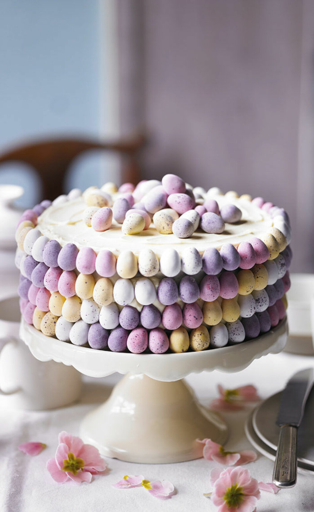 Tårta med chokladägg i pastellnyanser. Foto: <a href="http://www.waitrose.com/home/tv/easter/martha-s-mini-eggcake.html?utm_source=Pinterest&utm_medium=social&utm_content=PinterestBoard&utm_campaign=EasterBaking" target="_blank" rel="noopener">Waitrose</a> Tårta med chokladägg i pastellnyanser.