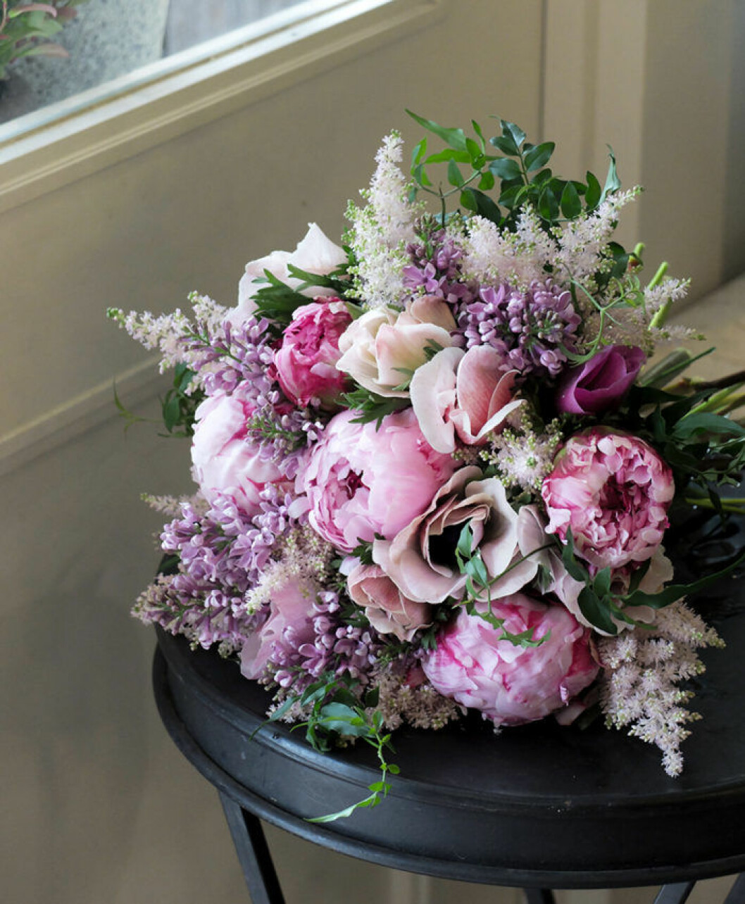 Foto via: <a href="http://firstwedding.ru/buketyi-s-sirenyu-myi-v-voshishhenii/" target="_blank" rel="noopener">First wedding</a>