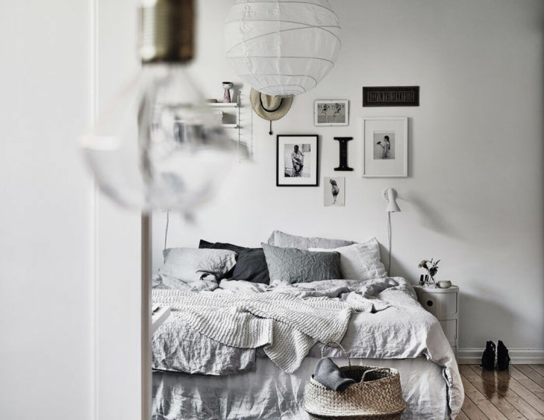 Foto: Anders Bergstedt för <a href="http://entrancemakleri.se/" target="_blank" rel="noopener">Entrance</a> Sovrum med vackra textilier och en fin tavelvägg