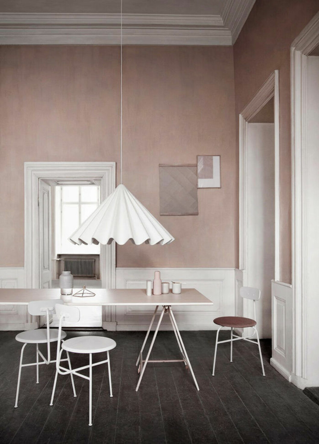 <em>Foto: <a href="https://menu.as/dancing-pendant/" target="_blank" rel="noopener">Menu</a></em> 02. rosa-inredning