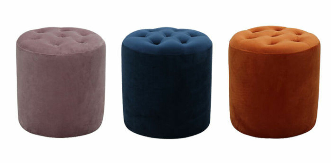 Sammetspuff med nedsänkta knappar, i rosa blått och orange