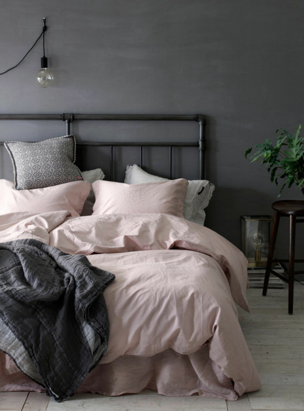 Foto: <a href="http://www.ellos.se/ellos-home/paslakanset-leah-i-tvattad-satin-med-sidenlook-2-eller-3-delar/535495?N=1z141tvZ1z141ll&Ns=RankValue3%7C1&Nao=33&selArt=860848&pr=0B1C2S3T" target="_blank" rel="noopener">Ellos</a> Dekorera med rätt belysning.
