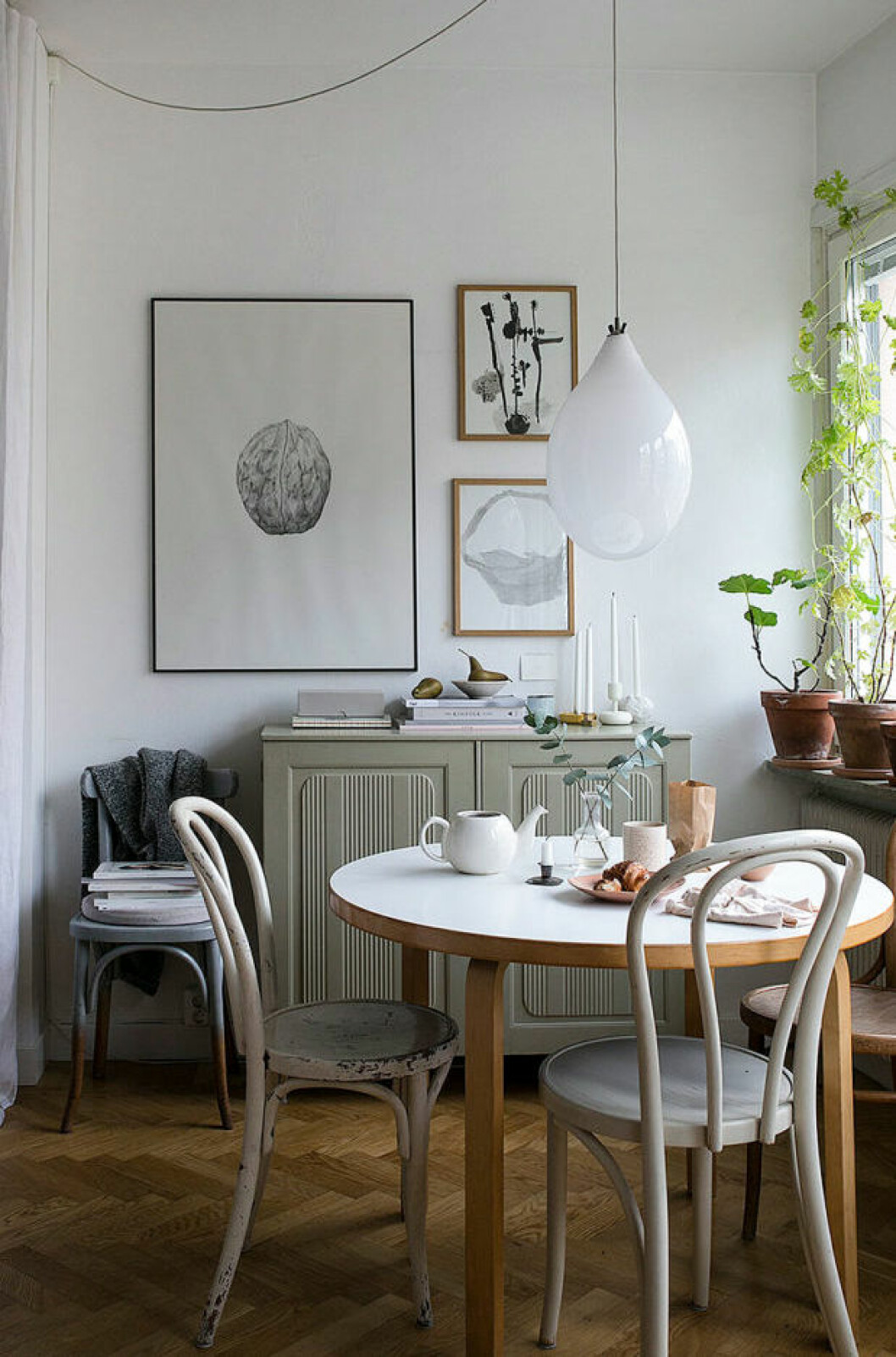 Foto: Ulrika Nihlén Styling: Ida Lauga för <a href="https://www.instagram.com/fantasticfrank/" target="_blank" rel="noopener">Fantastic Frank</a>/mäklare: Camilla Eggenberger Matplats med fönster nära intill där klätterväxter klättrar längs fönstret