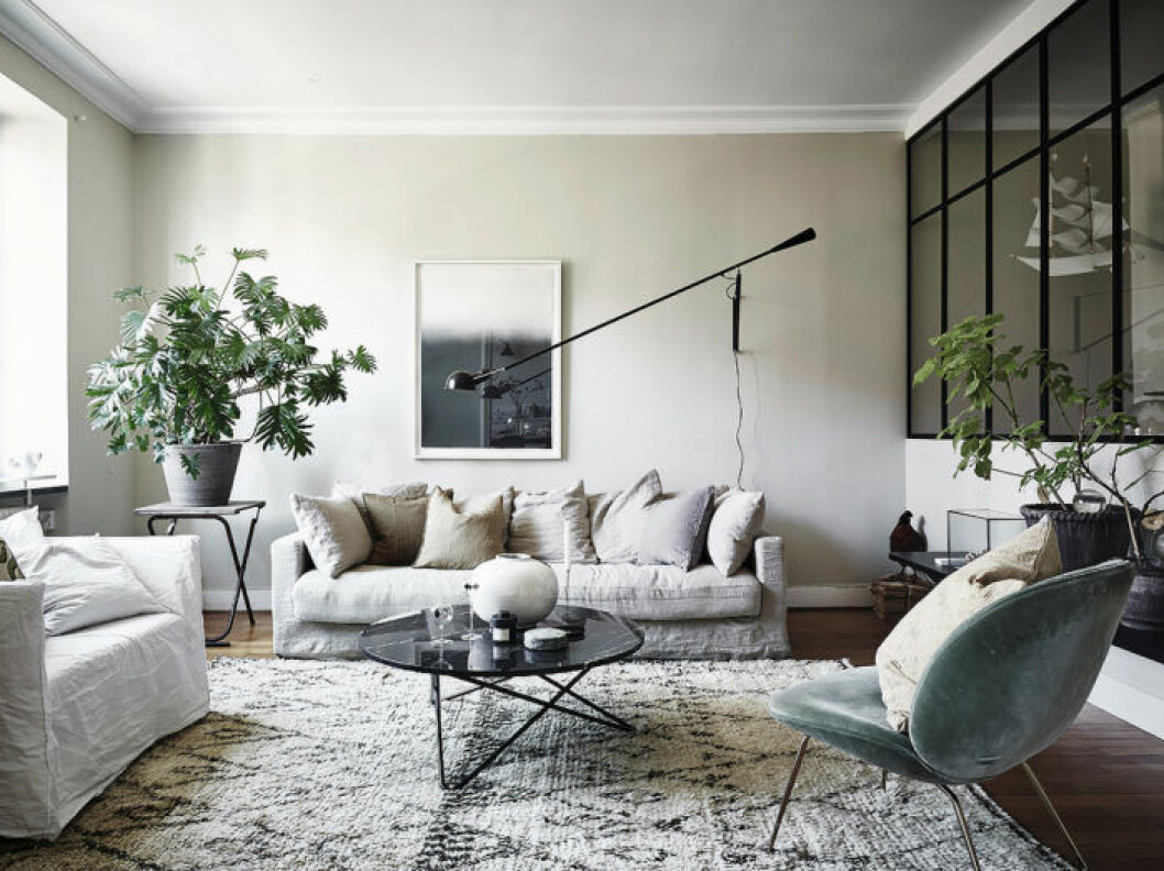 Foto: <a href="http://www.andersbergstedt.com/" target="_blank" rel="noopener">Anders Bergstedt</a> för <a href="http://entrancemakleri.se/" target="_blank" rel="noopener">Entrance Fastighetsmäkleri</a> Mixa olika material i vardagsrummet.