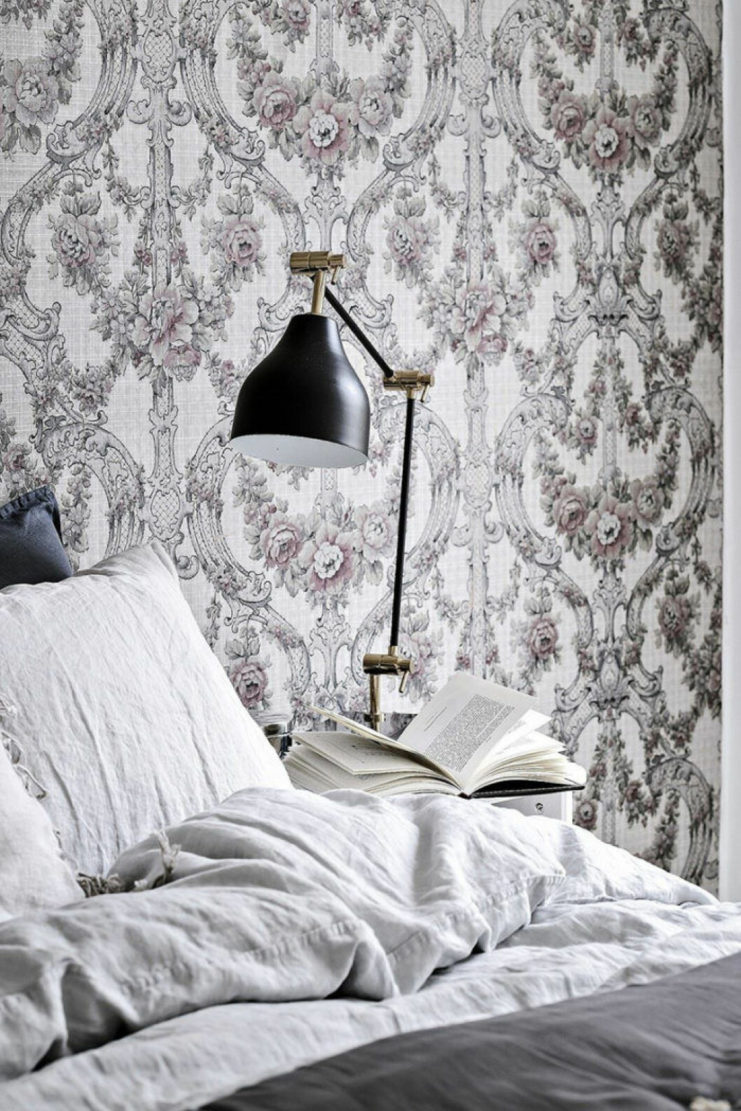 Foto: Alen Cordic Styling: By Bon för <a href="https://www.instagram.com/bjurfors_goteborg/?hl=en" target="_blank" rel="noopener">Bjurfors</a>/mäklare: Charlotta Lenhammar romantisk tapet