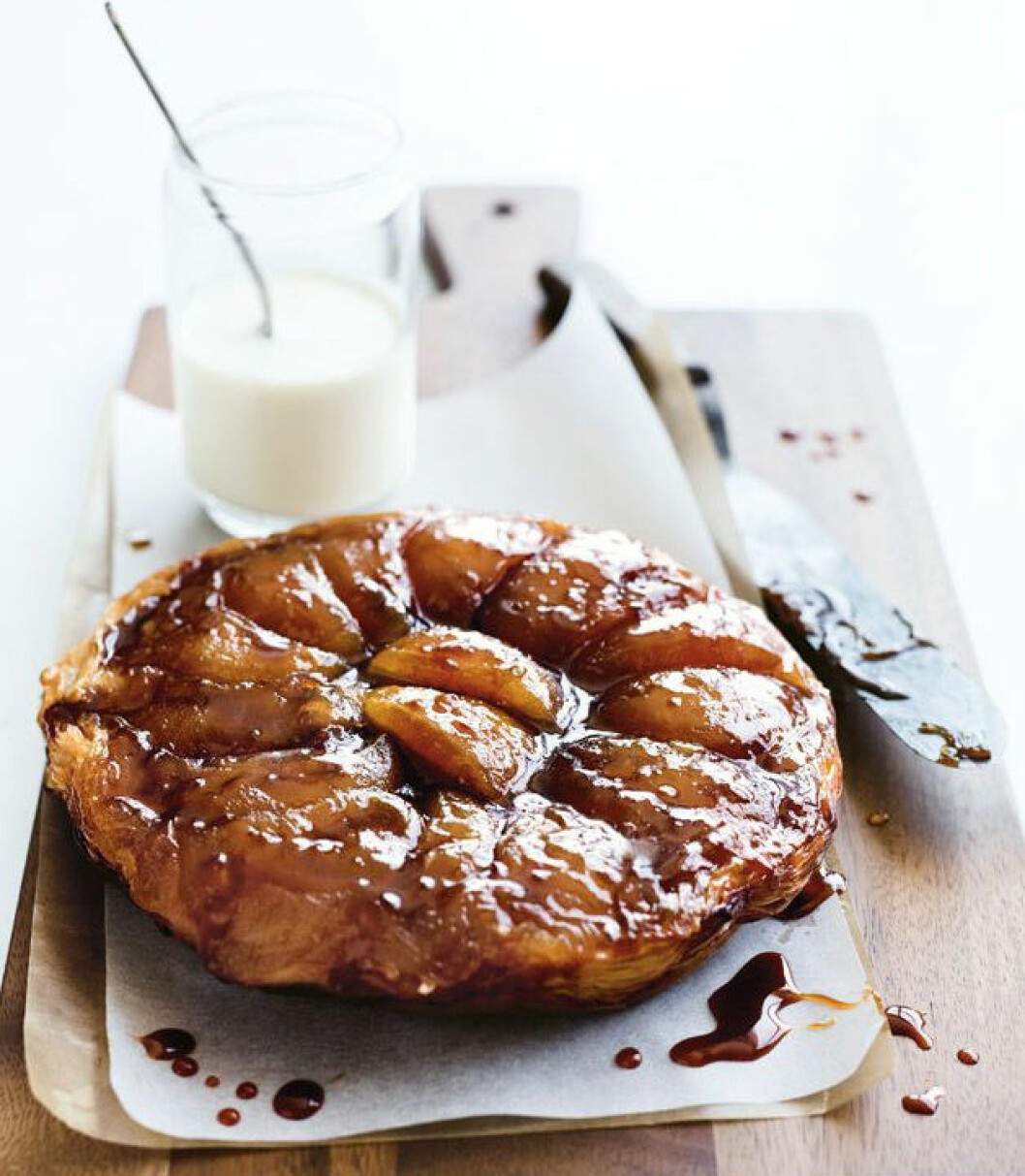 <em>Recept: <a href="https://www.donnahay.com.au/recipes/desserts-and-baking/basic-tarte-tatin" target="_blank" rel="noopener">Donna Hay</a></em> 02. tarte-tatin