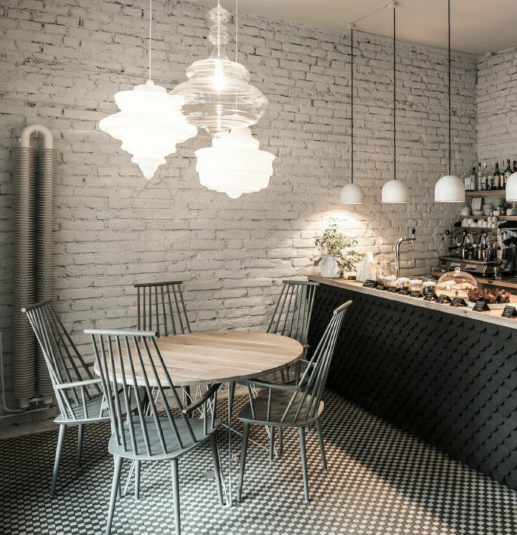 Via: Atelier Rue Verte Mönstermix mot vit tegelvägg skapar spännande kontrast