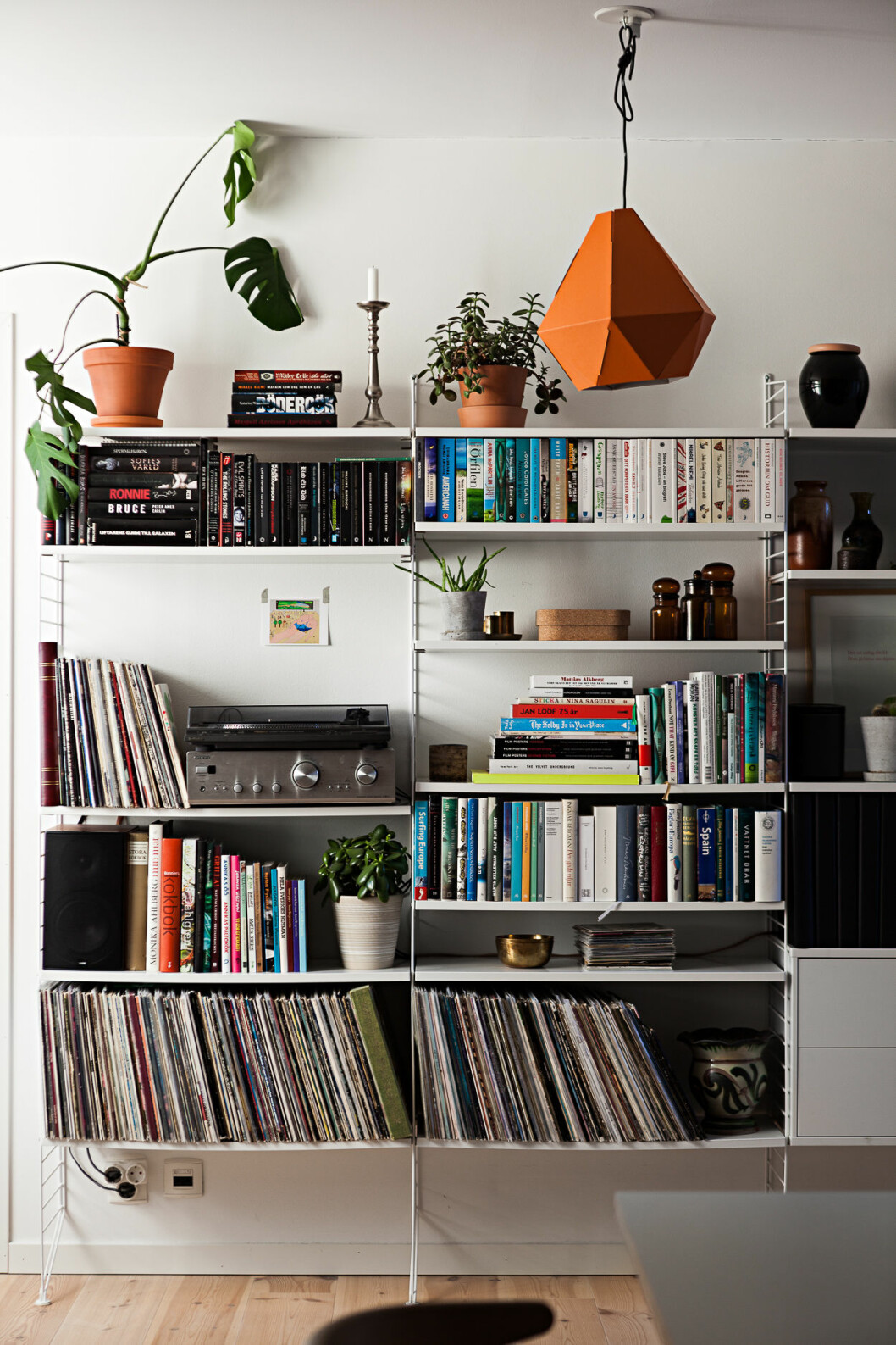 Retrodetaljer kan verkligen lyfta en modern inredning och skapa en personlig touch. Foto: Johan Spinnell Styling: Mainstreet för <a href="https://www.instagram.com/historiskahem/" target="_blank" rel="noopener">Historiska hem</a>/mäklare: Mattias Lantto Den retroinspirerade trenden är stor 2019.