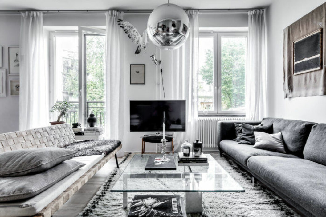 Foto: Henrik Nero för <a href="https://www.instagram.com/alexanderwhitesthlm/" target="_blank" rel="noopener">Alexander White</a>/mäklare: Anna Herin Lampa i metall.