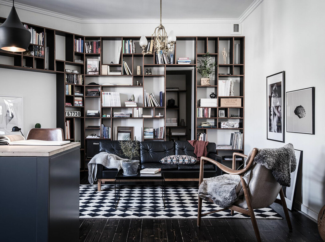 Foto: <a href="http://www.alencordic.se/" target="_blank" rel="noopener">Alen Cordic</a> Styling: <a href="https://www.instagram.com/styledbyemmahos/" target="_blank" rel="noopener">Emma Fischer</a> för <a href="http://www.bjurfors.se" target="_blank" rel="noopener">Bjurfors</a>/mäklare Charlotta Lenhammar Mycket svart i rummen enligt trenderna.