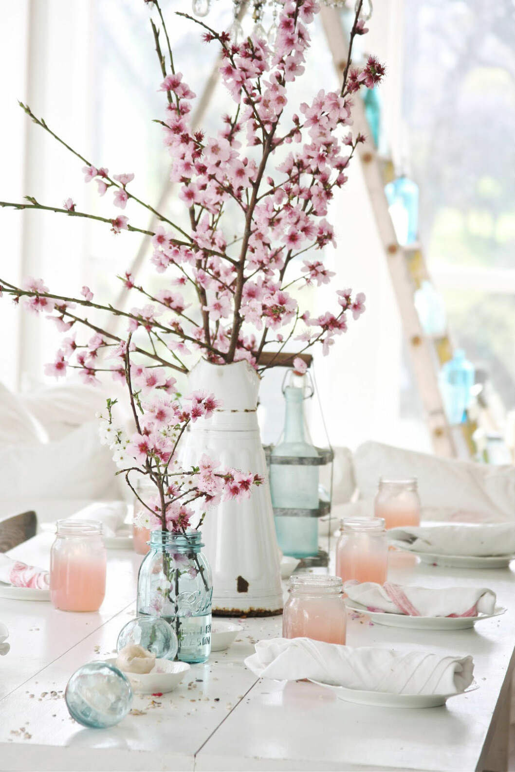Foto via: <a href="https://www.confetti.ie/uncategorized/six-sweet-spring-wedding-ideas-935" target="_blank" rel="noopener">Confetti</a> Körsbärsblommor dukning