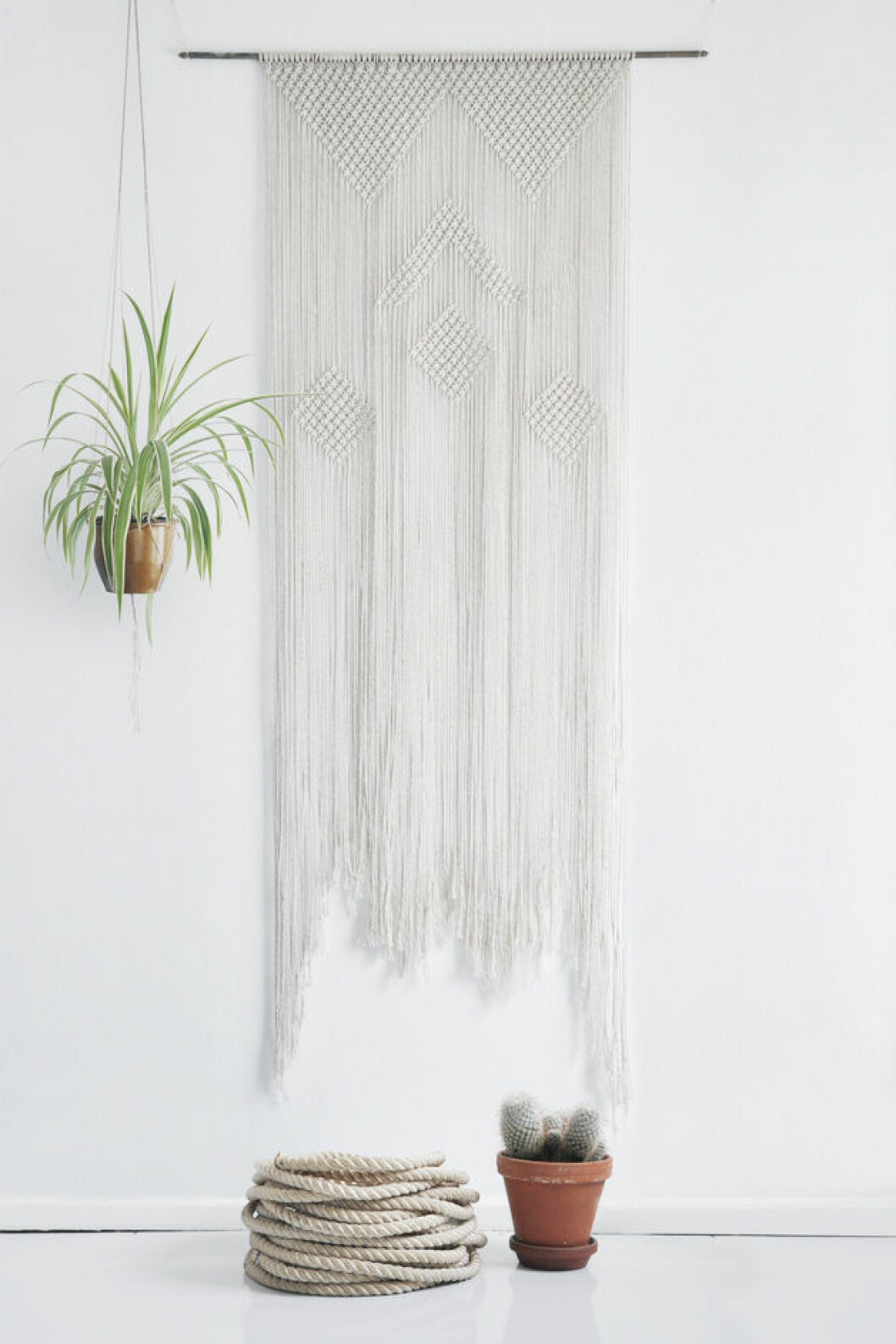 Via: <a href="http://en.dawanda.com/product/62872943-geometric-macrame-wall-hanging" target="_blank" rel="noopener">DaWanda</a> 02. wall-art
