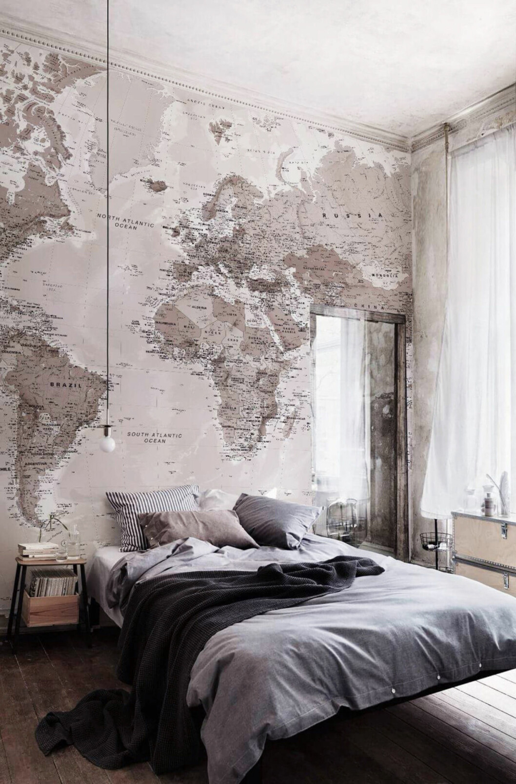 Via: <a href="http://homemydesign.com/2016/amazing-decorating-tips-to-use-wallpaper-22-ideas/" target="_blank" rel="noopener">Home My Design</a> världskarta tapet
