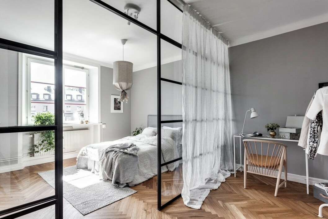 Foto: <a href="http://henriknero.daportfolio.com/" target="_blank" rel="noopener">Henrik Nero</a> för <a href="http://www.stockholmco.se/index.php" target="_blank" rel="noopener">Stockholm & Co Fastighetsförmedling</a>/mäklare Nitasha Chander Industrivägg i glas