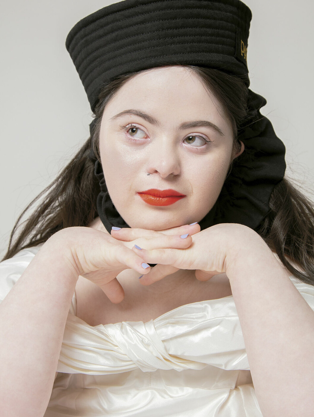 Klänning, 18 960 kr, Simone Rocha. Hatt, 2 870 kr. Ellie Goldstein i vit klänning