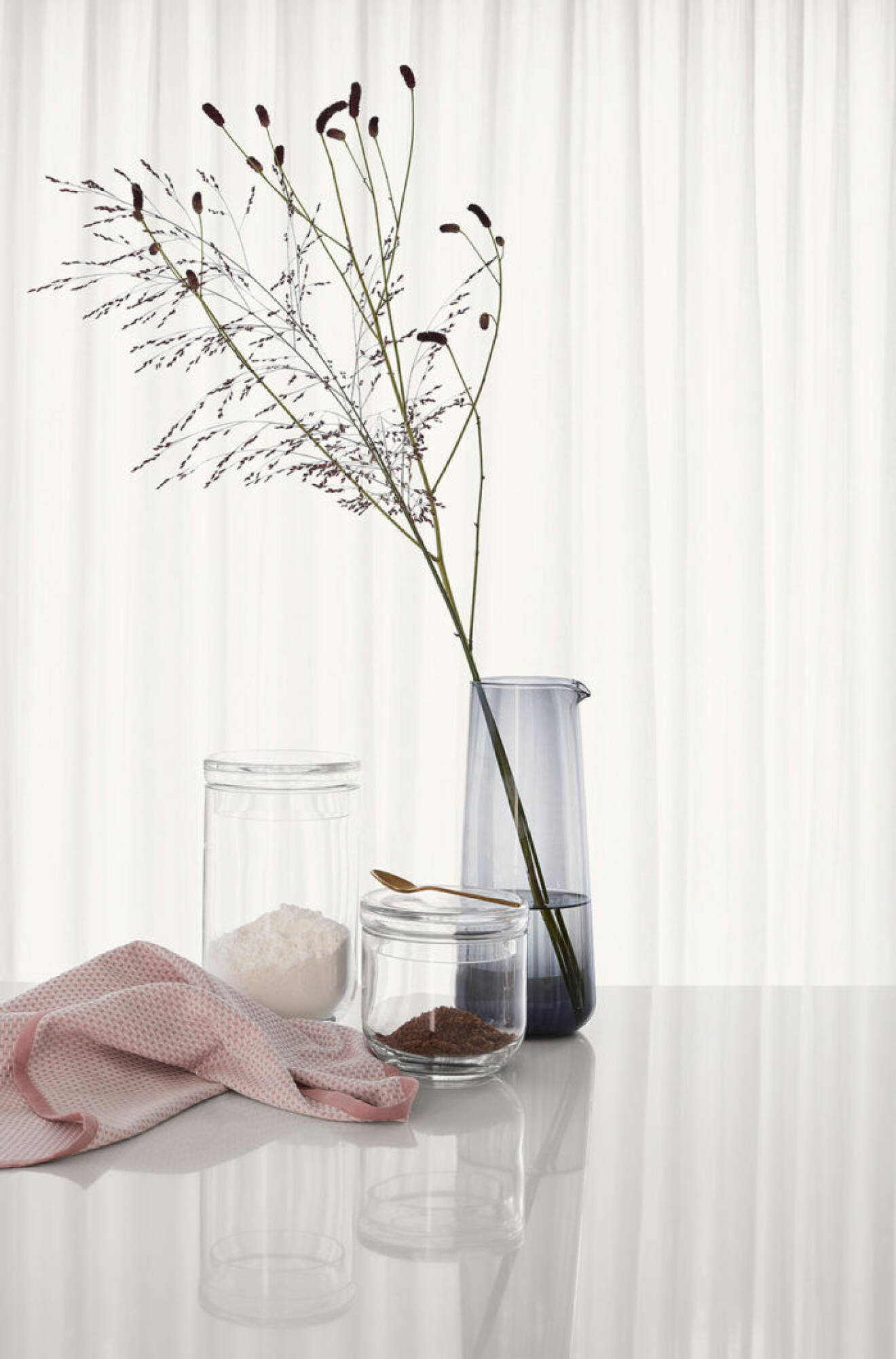 Glasskålar och karaff som används som vas. Rosa kökshandduk. H&M Home våren 2018. 