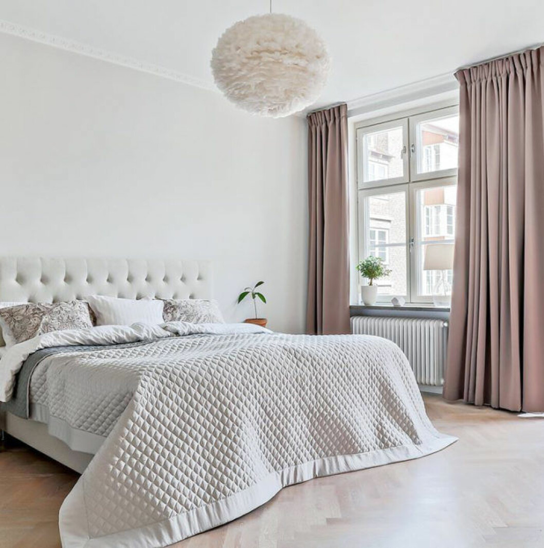 Foto: Erik G/SE360 för <a href="https://www.instagram.com/bjurfors_goteborg/" target="_blank" rel="noopener">Bjurfors</a>/mäklare: Thierry Asso Sovrum med hotellkänsla
