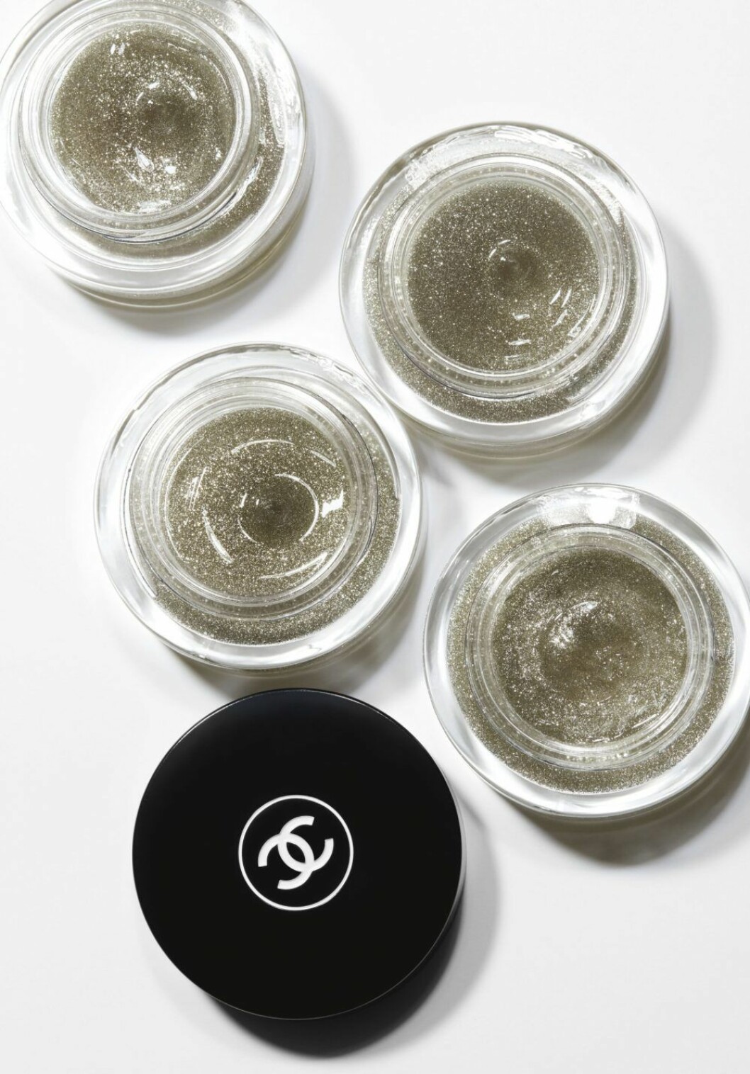 Highlightern som kan användas kreativt, direkt på huden eller på en torrare textur; Gel Paillete – 525 kr. Chanel Gel Paillete.