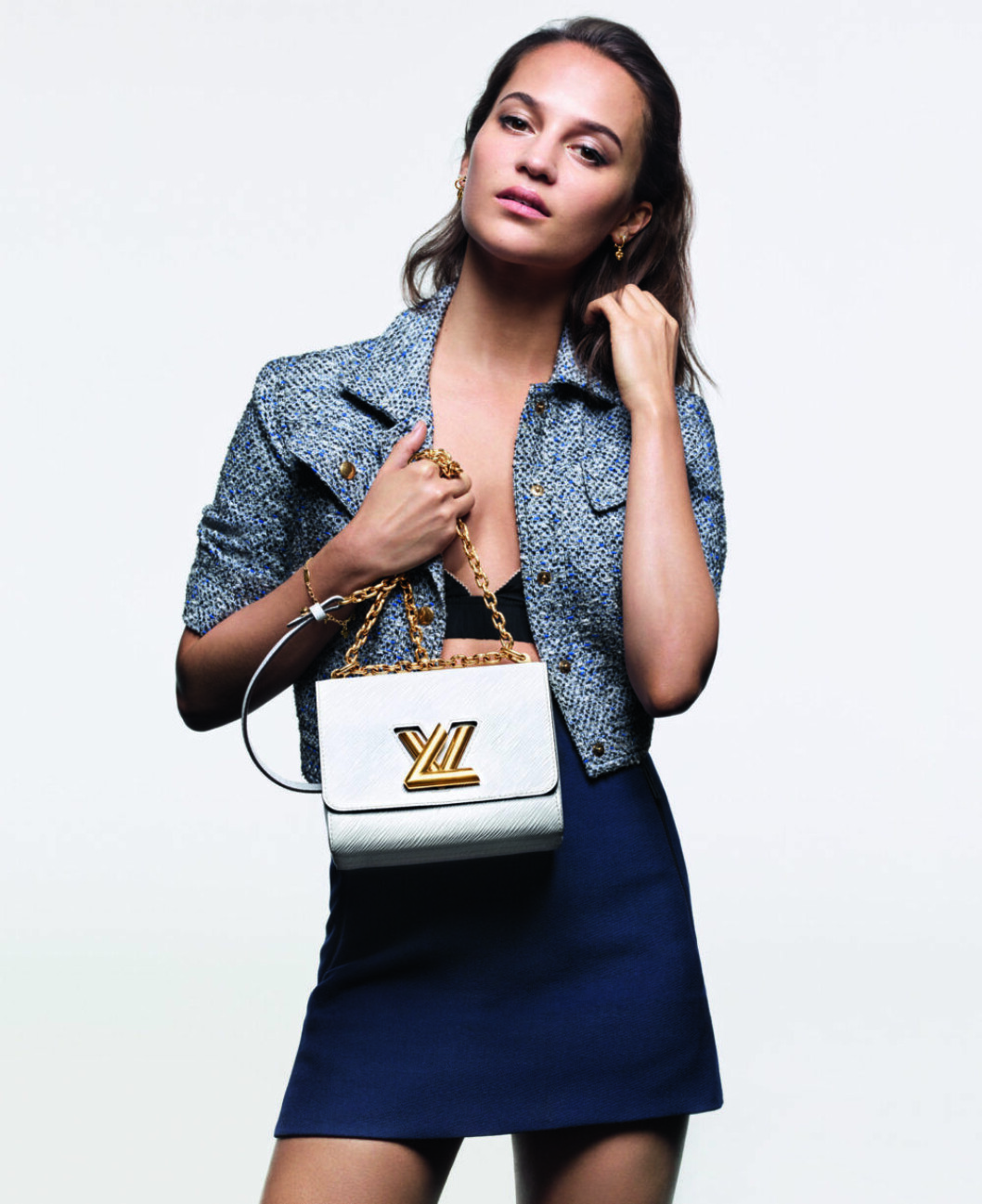 Skådespelerskan Alicia Vikander frontar Louis Vuittons nya kampanj med väskan Capucines.