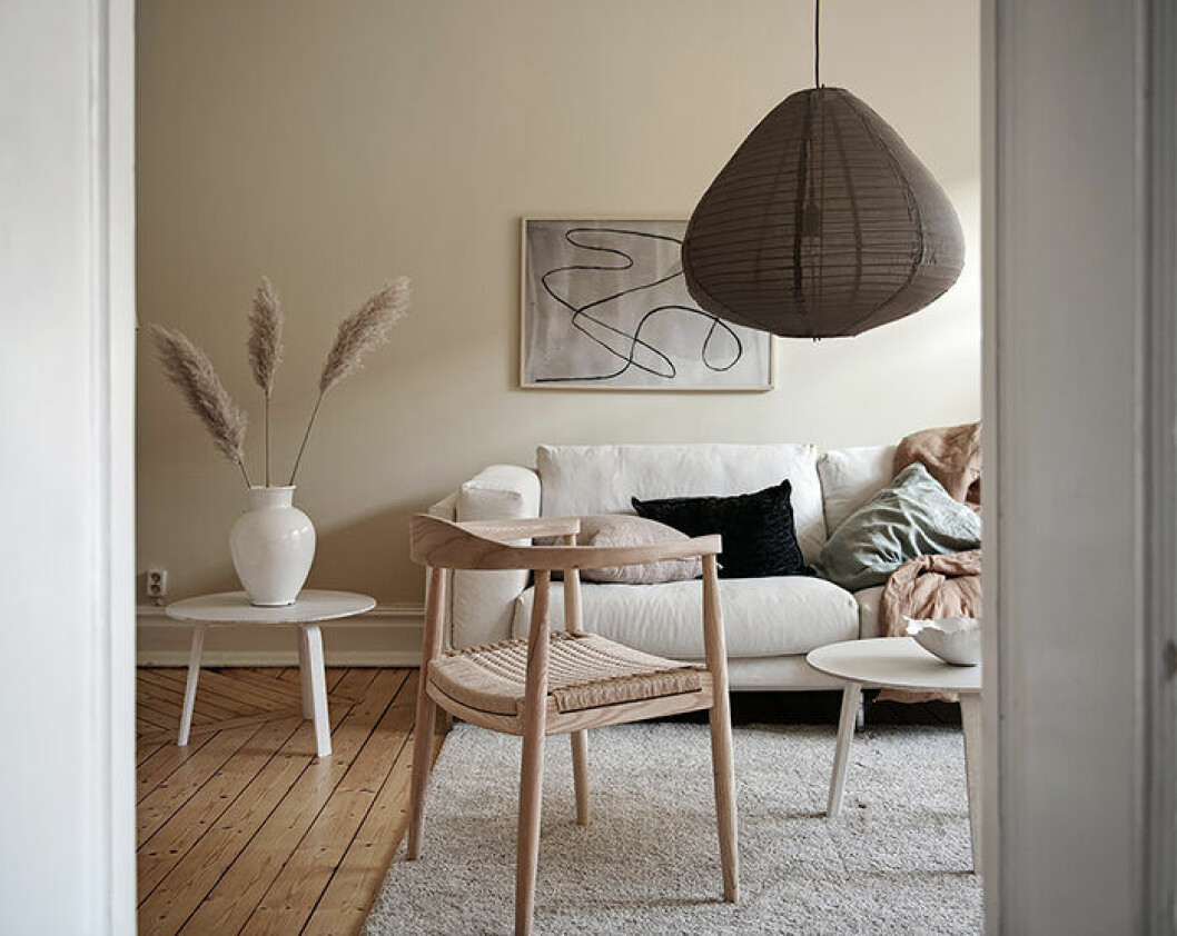Foto: Fredrik J Karlsson Styling: Emma Fischer/Emma Hos för <a href="https://www.instagram.com/alvhem/" target="_blank" rel="noopener">Alvhem</a>/Anna-Kajsa Nylander Pampasgräs och jordnära inredning
