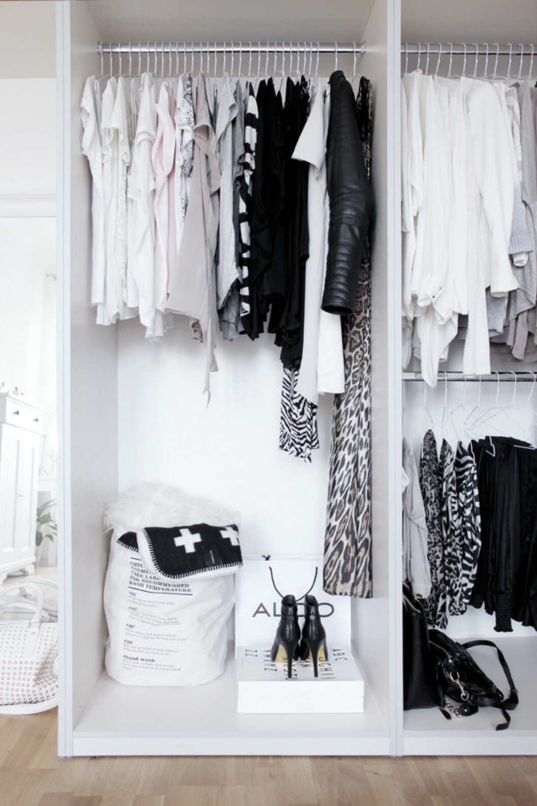 Foto via: <a href="http://www.lamaisonjolie.com.au/2016/07/7-essential-questions-to-ask-when.html" target="_blank" rel="noopener">La maison jolie</a> Välorganiserad garderob