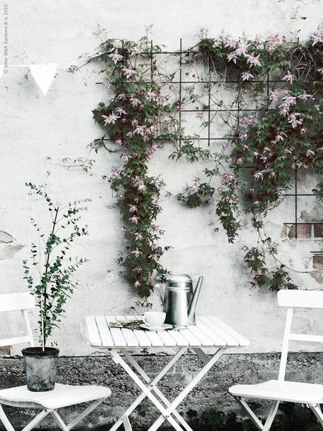 Foto: Ikea Via: <a href="http://lalalovelythings.com/author/trina/page/14/" target="_blank" rel="noopener">La La Lovely</a> Uteplats med växter och blommor.