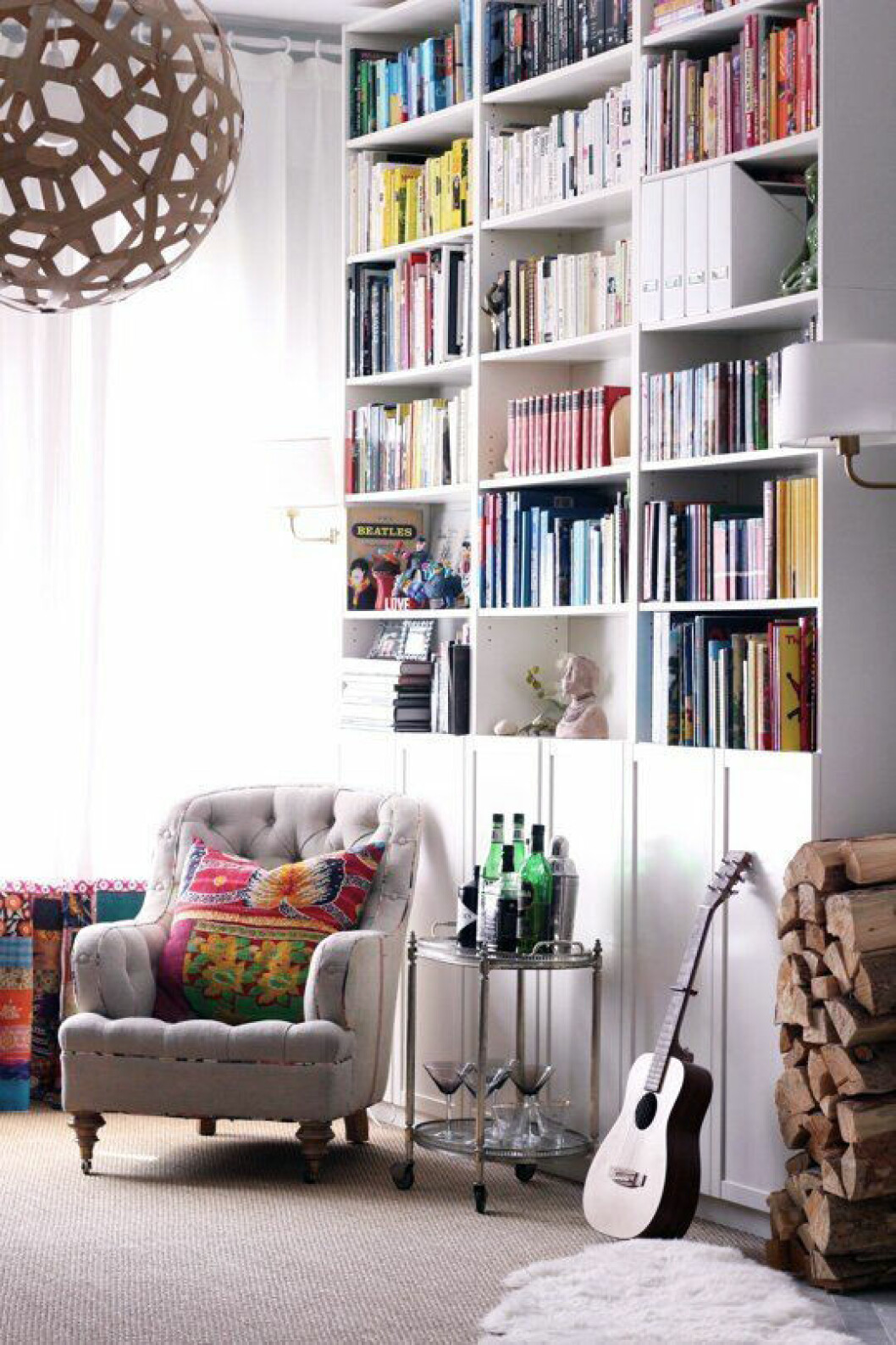 Via: <a href="http://www.digsdigs.com/27-awesome-ikea-billy-bookcases-ideas-for-your-home/" target="_blank" rel="noopener">Digs Digs</a> 03. billy