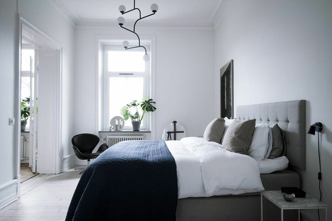 Foto: Alen Cordic Styling: Sarah Widman för <a href="https://www.instagram.com/bjurfors_goteborg/" target="_blank" rel="noopener">Bjurfors</a>/mäklare: Charlotta Lenhammar Grå säng
