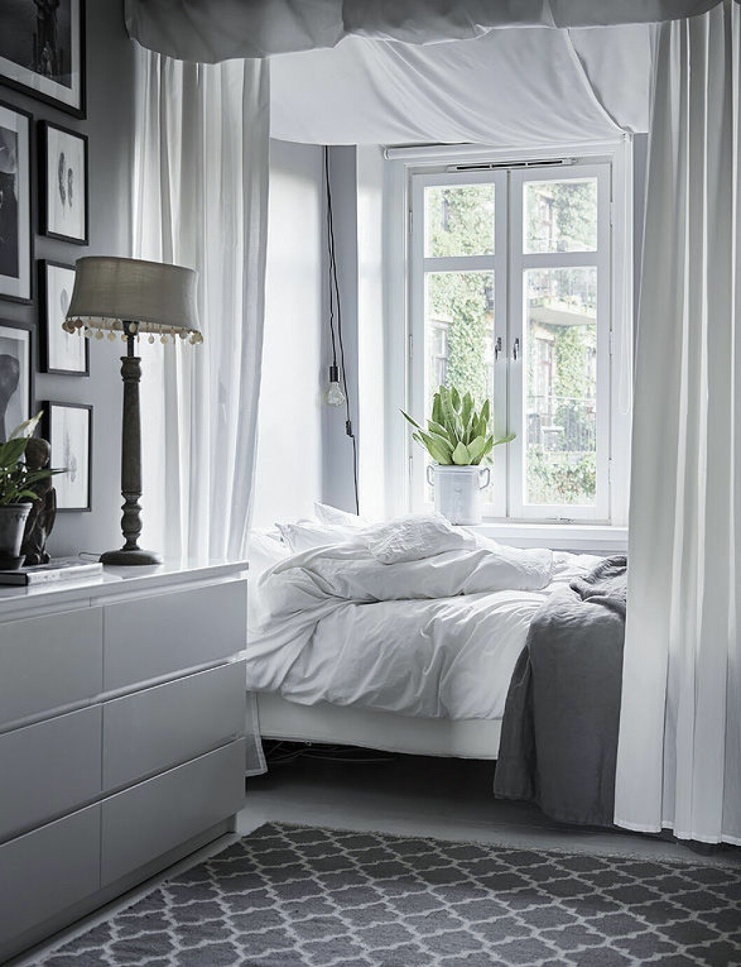 Foto: Anders Bergstedt för <a href="https://www.instagram.com/entrancemakleri/" target="_blank" rel="noopener">Entrance mäkleri</a>/mäklare: Erika Bergholm Cosy bedroom with grey and white colours. Fabric over the bed. Scandinavian interior decoration ideas and inspiration.