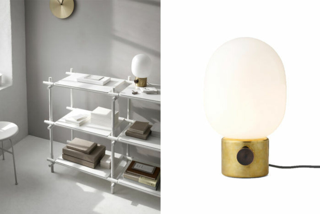 Bordslampa med fot i gjuten spegelpolerad mässing, stål och vitt glas.