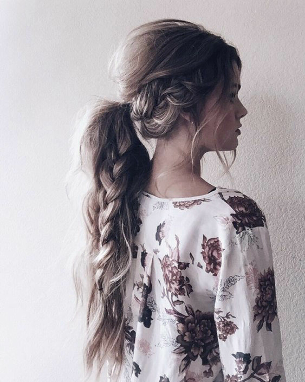 Foto via: <a href="http://ourfashionista.com/50-cool-hairstyles-you-must-try/" target="_blank" rel="noopener">Our Fashionista</a> Hästsvans med fläta