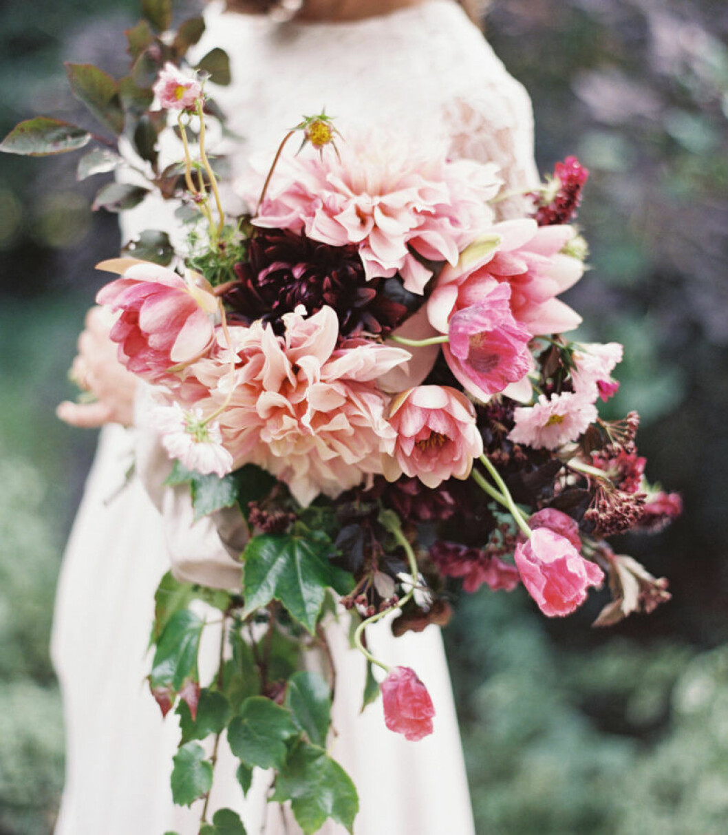 Foto via: <a href="http://onewed.ru/post/floristika-v-detalyah-6-svezhih-idej/" target="_blank" rel="noopener">Onewed</a> Dahlia är fint att ha i bröllopsbuketten.