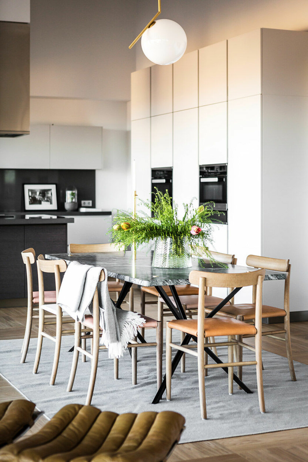 Foto: Henrik Nero Styling: Stylingbolaget för <a href="http://sivkraft.se/" target="_blank" rel="noopener">Siv Kraft</a> Matbord i grå marmor