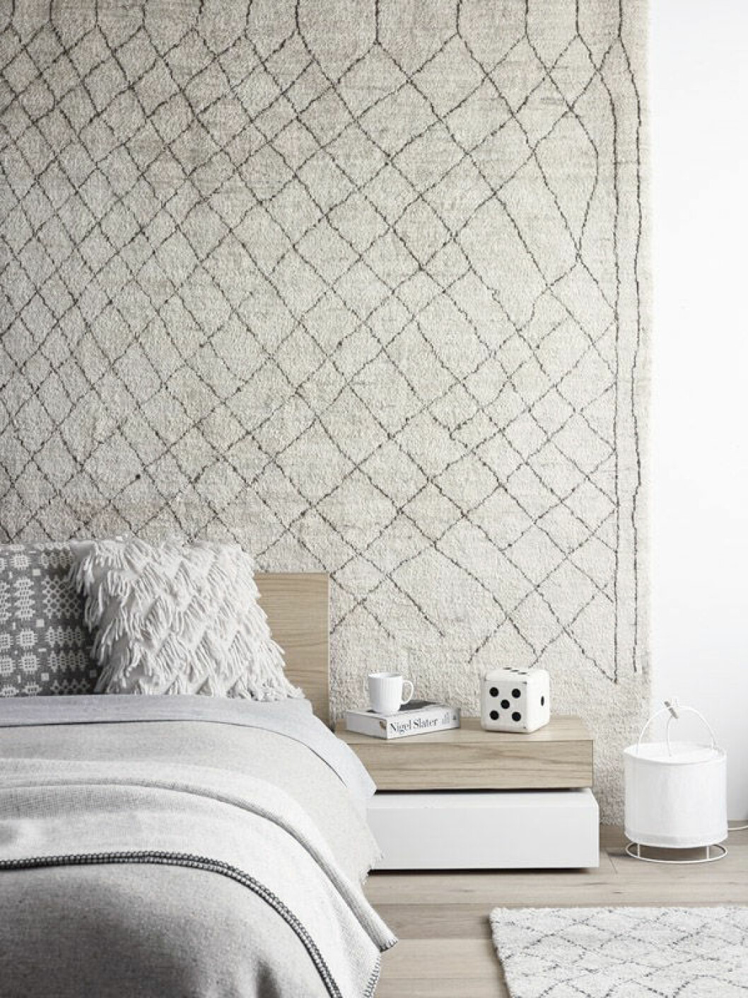 Via: <a href="http://www.homedit.com/dorm-room-decorations/carpet-on-the-wall/" target="_blank" rel="noopener">Homedit</a> 03. carpet-on-the-wall