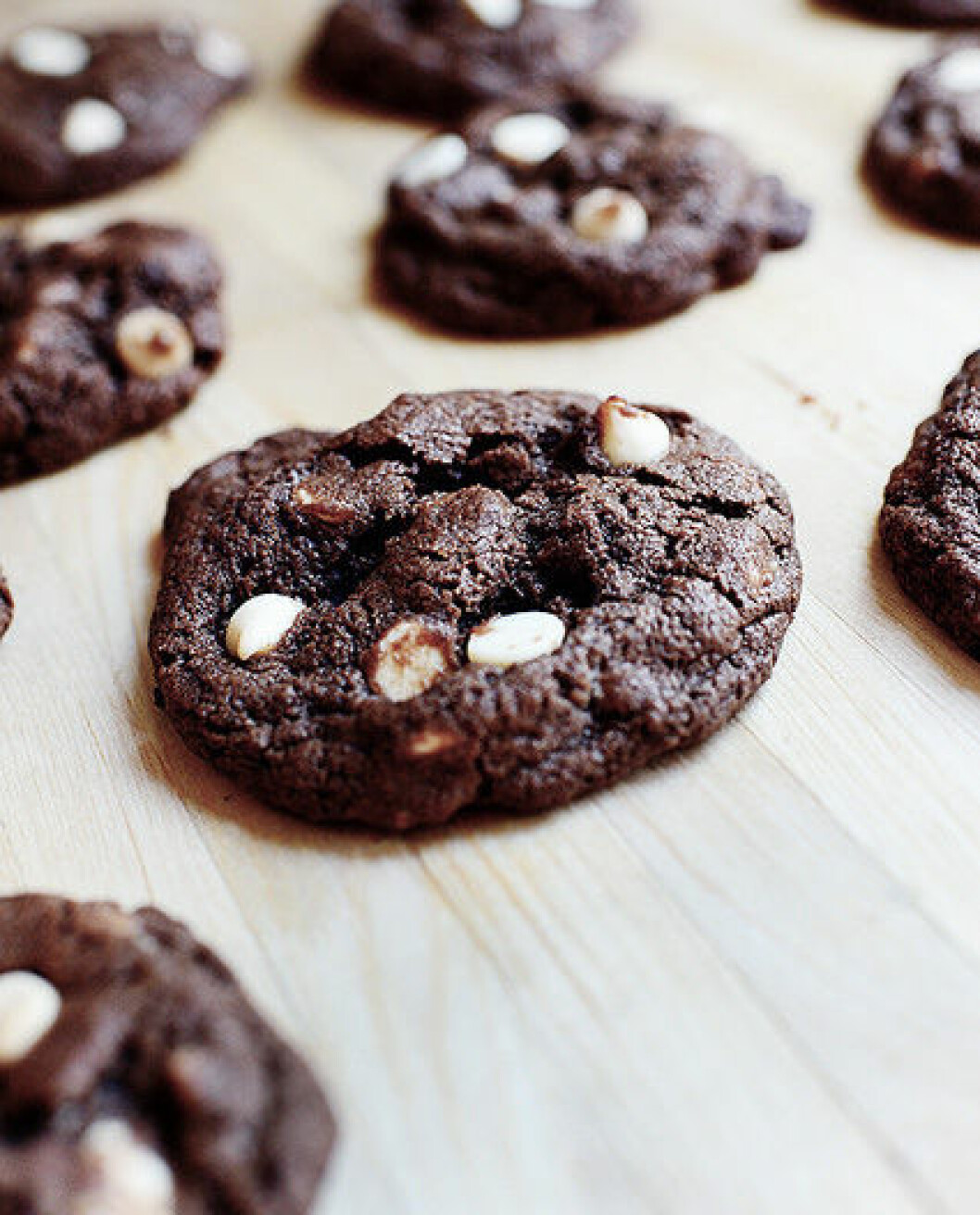 <em>Recept: <a href="http://thepioneerwoman.com/cooking/chocolate-chocolate-white-chocolate-chip-cookies/" target="_blank" rel="noopener">The Pioneer Woman</a></em> 03. chocolate-chip-cooke2