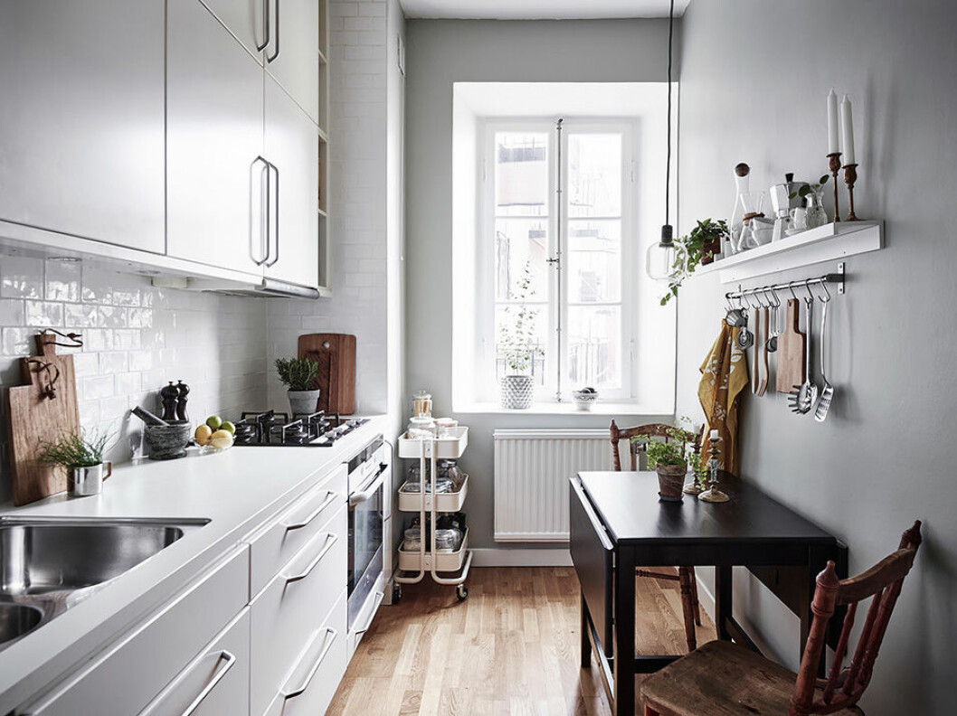 Foto: Anders Bergstedt för <a href="https://www.instagram.com/entrancemakleri/" target="_blank" rel="noopener">Entrance mäkleri</a>/mäklare: Jessica Fridstedt Långsmalt kök med ett smalt avlångt bord längs ena väggen