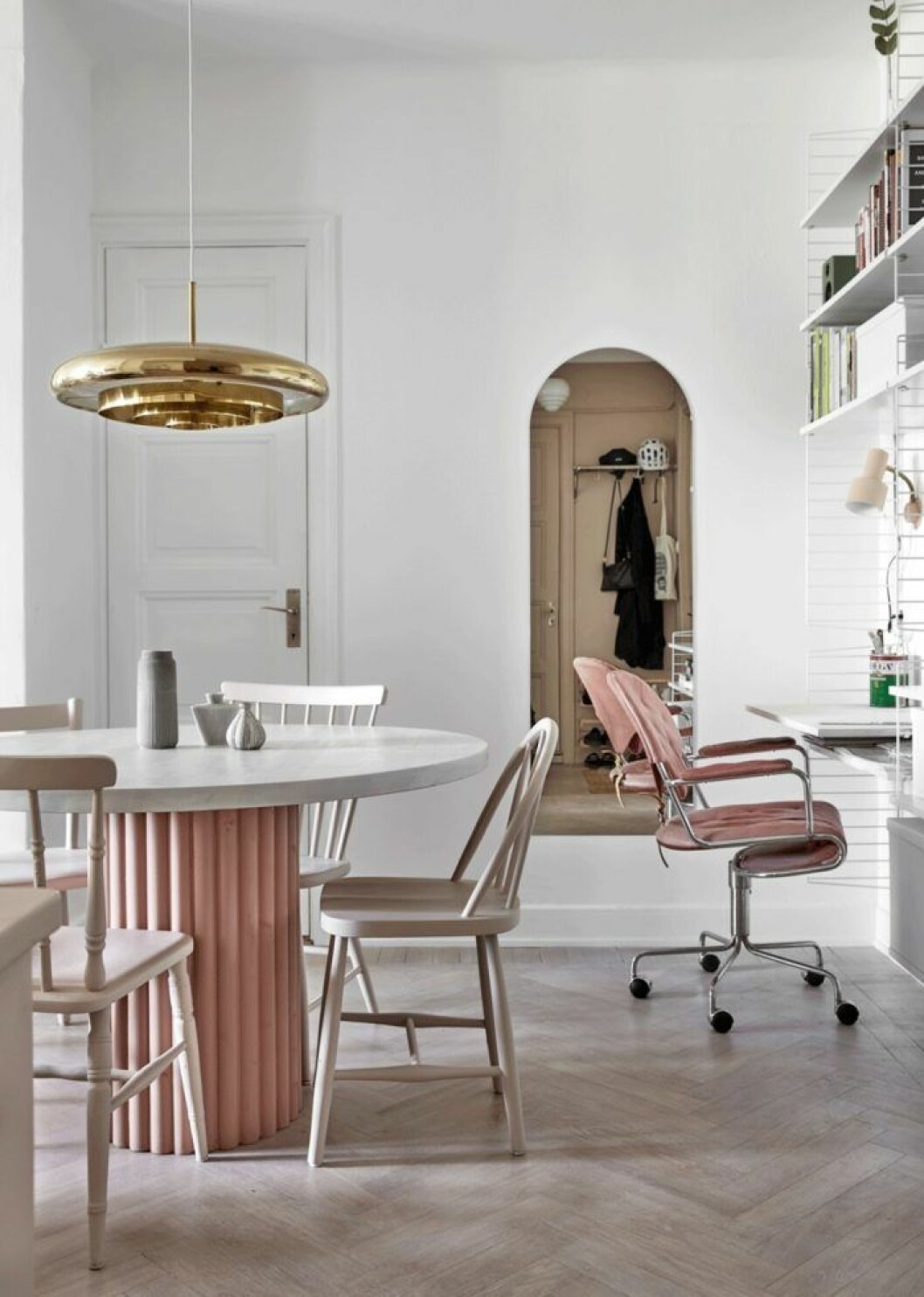 Foto: <a href="http://www.jonasgustavsson.se/" target="_blank" rel="noopener">Jonas Gustavsson</a> Styling: <a href="http://www.honeysuckle.se/" target="_blank" rel="noopener">Charlotte Frey Svidén</a> Syns i:”<a href="https://www.elle.se/decoration/kreativt-och-personligt-pa-48-kvadratmeter/" target="_blank" rel="noopener">Kreativt och personligt på 48 kvadratmeter</a>” Skrivbordsskiva i vitt Stringsystem blir ett smidigt arbetsbord.