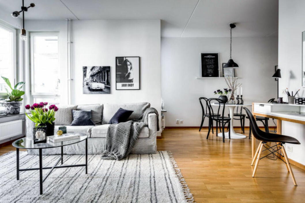 Foto: Henrik Nero för <a href="https://www.instagram.com/alexanderwhitesthlm/" target="_blank" rel="noopener">Alexander White</a>/mäklare: Johan Franzon Kombinerat vardagsrum och matsal