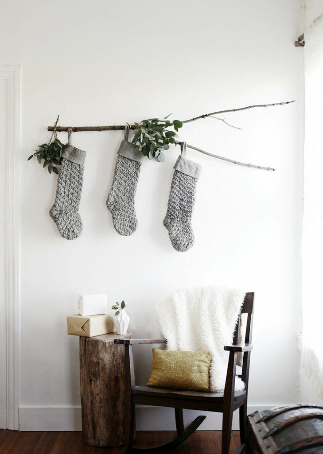Foto: <a href="http://themerrythought.com/diy/diy-branch-stocking-display/" target="_blank" rel="noopener">The merry thought</a> Använd en trädgren som dekoration, här hängare för sockor