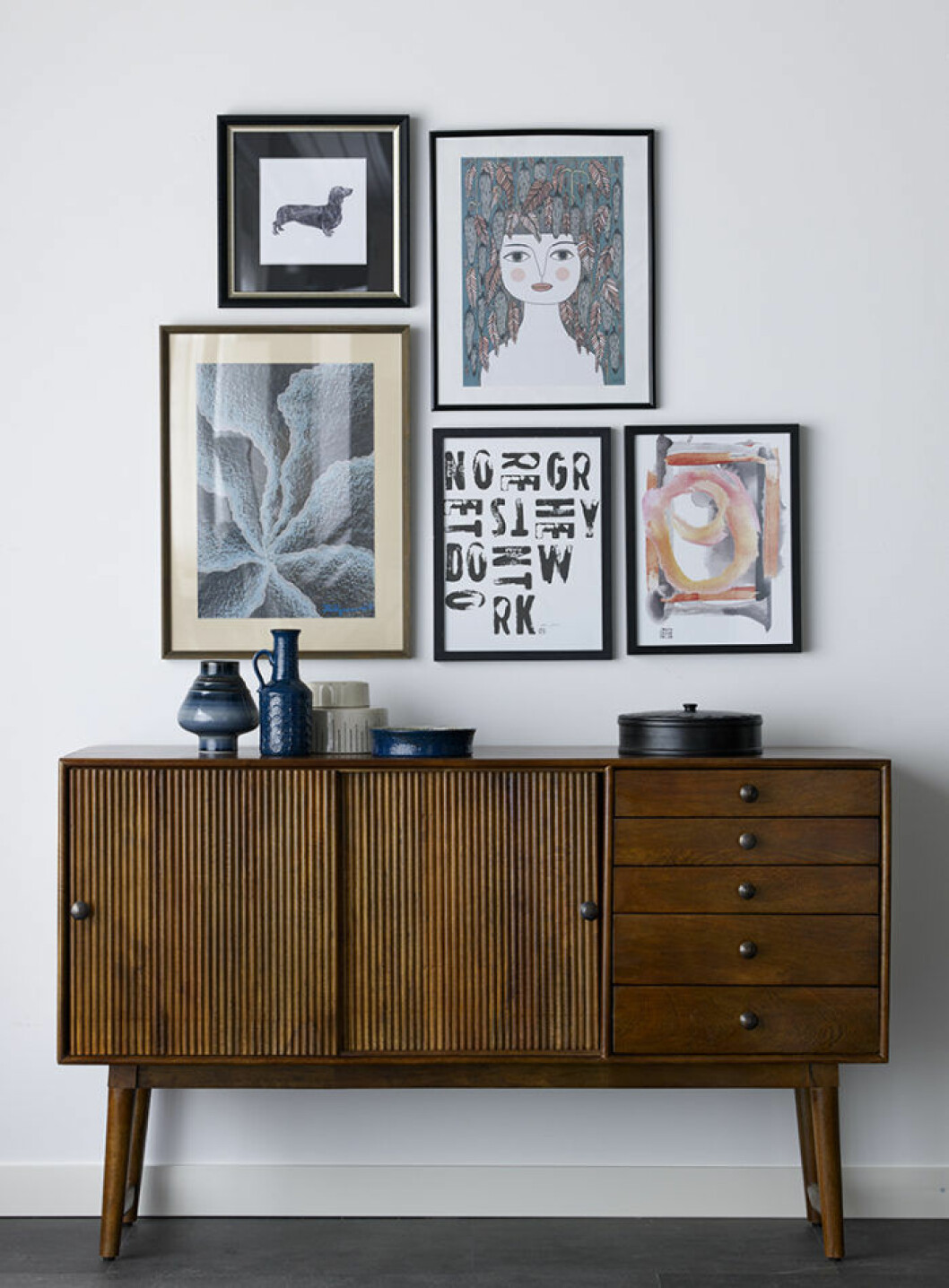 Förvaringsmöbel i mörkt trä ur Ellos Homes nya vintagekollektion