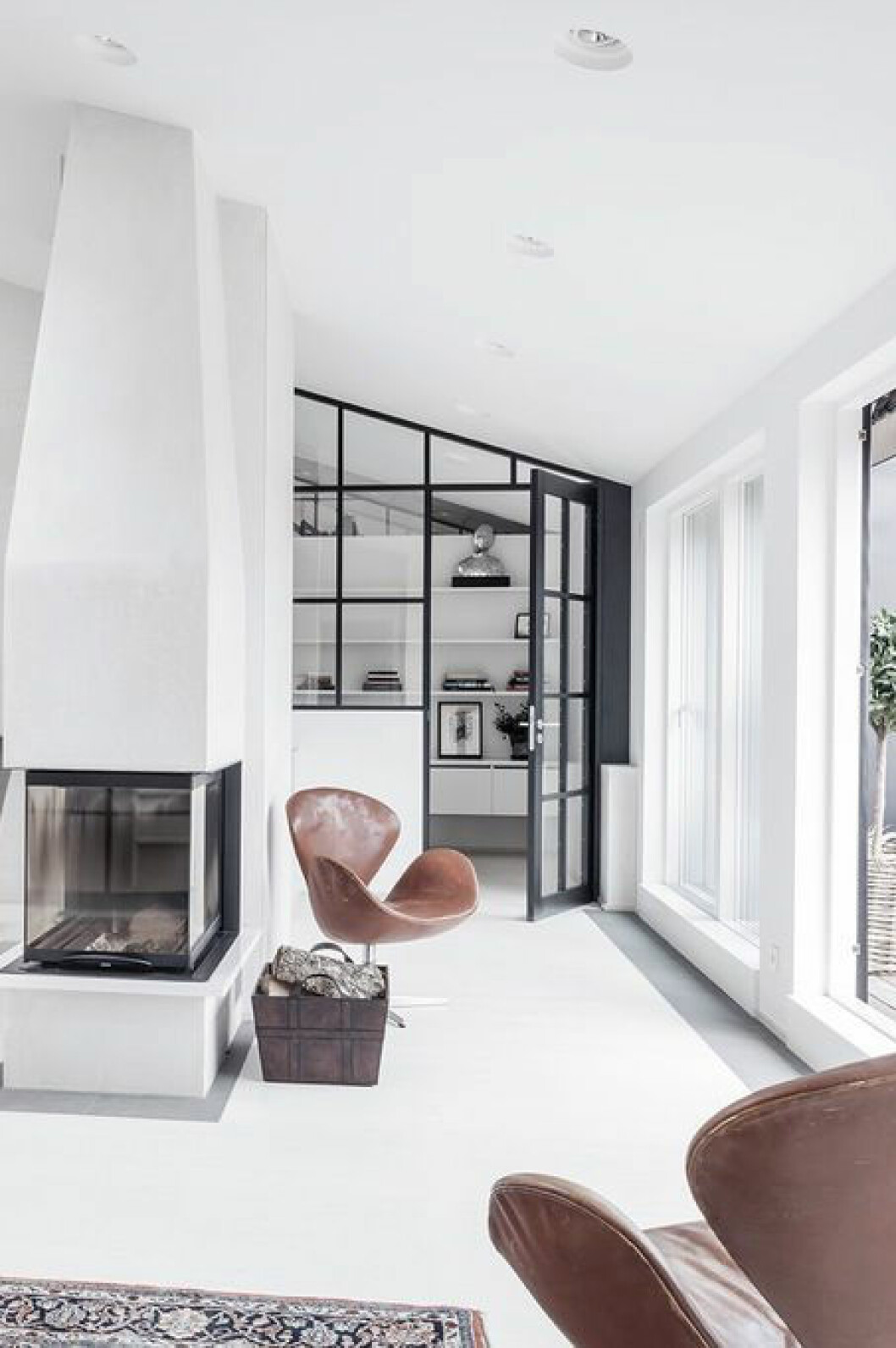 Via: <a href="http://decordots.com/2014/05/19/leather-chairs/" target="_blank" rel="noopener">Decordots</a> 03. galss-wall