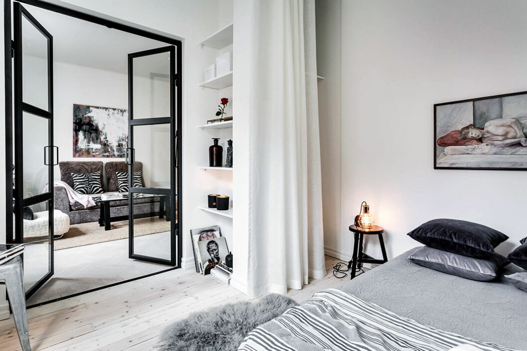Foto: Henrik Nero Styling: Tangokajsa Glasvägg med pardörrar leder från sovrum till vardagsrum